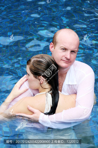 剛結(jié)婚的夫婦。