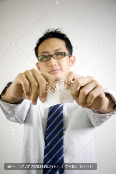 撕成碎片的卡片