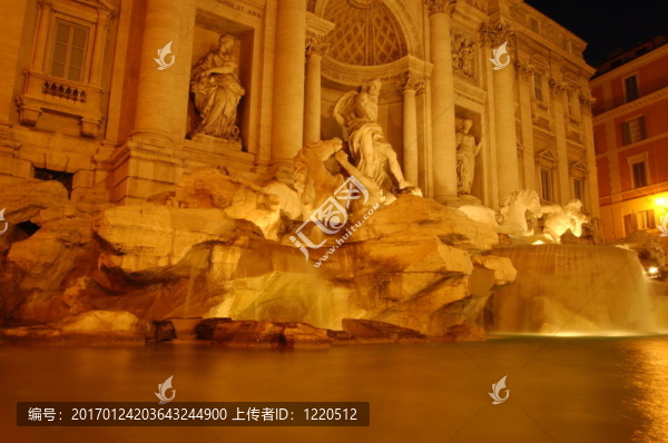 特萊維噴泉在晚上