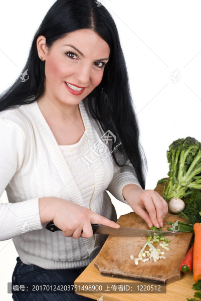 年輕女子切綠洋蔥