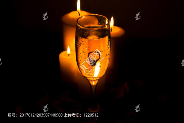 香檳杯和蠟燭燈