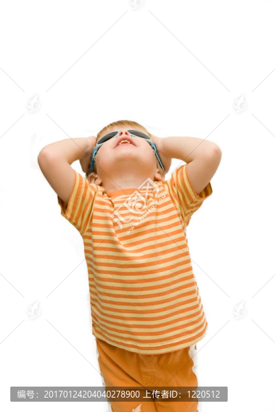 小男孩向上看