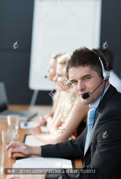 2人在耳機(jī)業(yè)務(wù)-匯圖網(wǎng) www.fosd68.com 2人在耳機(jī)業(yè)務(wù)