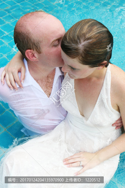 剛結(jié)婚的夫婦。