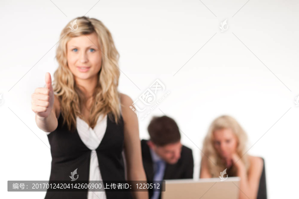 她用拇指到相機(jī)的商人-匯圖網(wǎng) www.fosd68.com 她用拇指到相機(jī)的商人