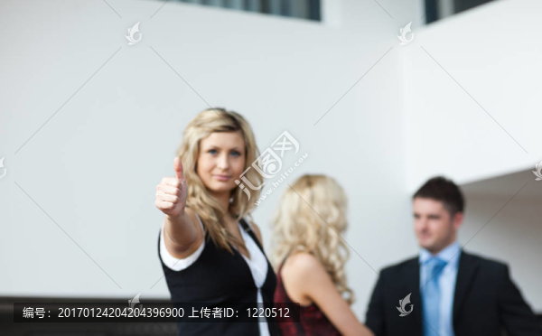 與女人的生意豎起大拇指
