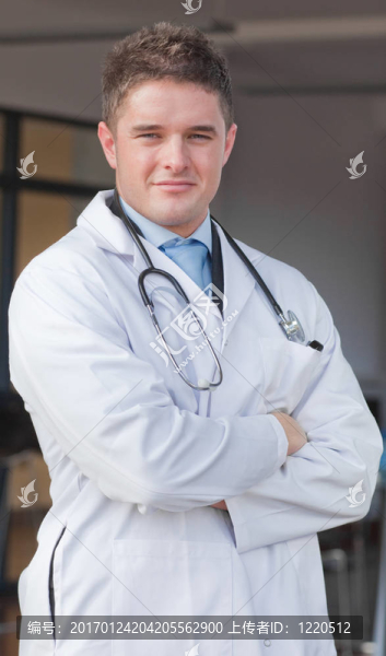 帶折疊臂的年輕醫(yī)生