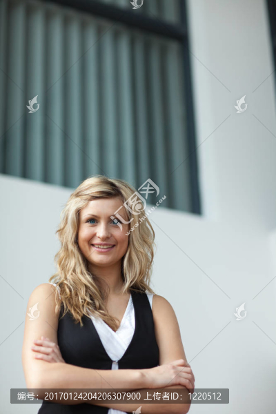 商業(yè)女人看著相機(jī)