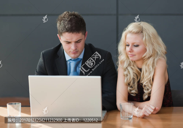 兩個(gè)商人一起工作