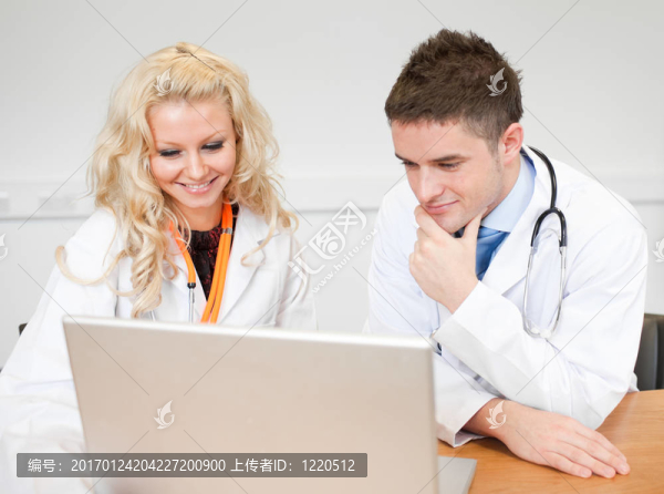 兩位醫(yī)生在筆記本電腦上工作