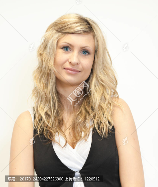 商業(yè)女人看著相機(jī)