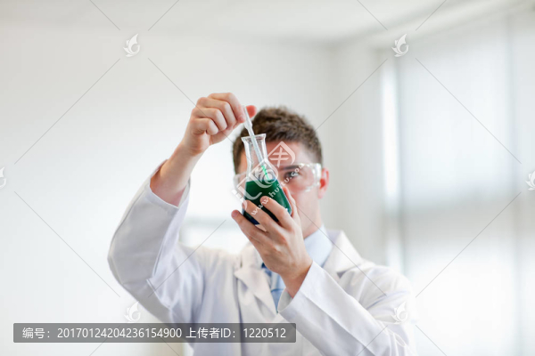 檢驗試管的科學家