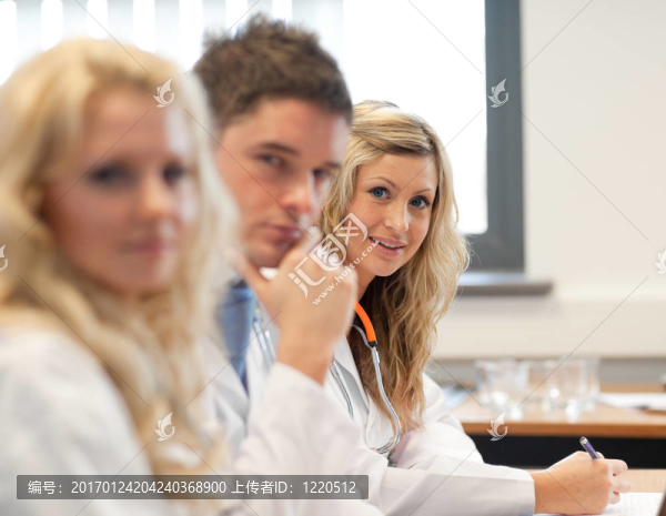 會(huì)議上的醫(yī)生團(tuán)隊(duì)-匯圖網(wǎng) www.fosd68.com 會(huì)議上的醫(yī)生團(tuán)隊(duì)