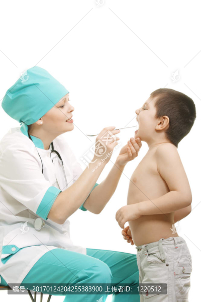 兒科醫(yī)生檢查喉嚨