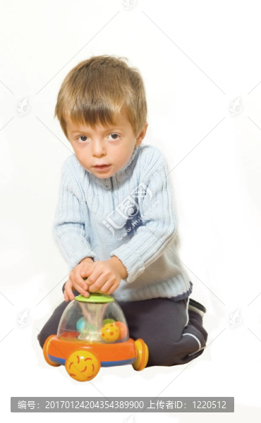 男孩和推玩具