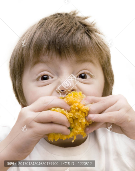 孩子吃甜玉米