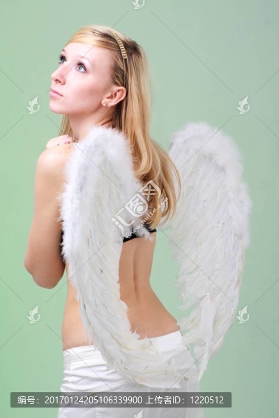 迷人的女人與白色天使的翅膀