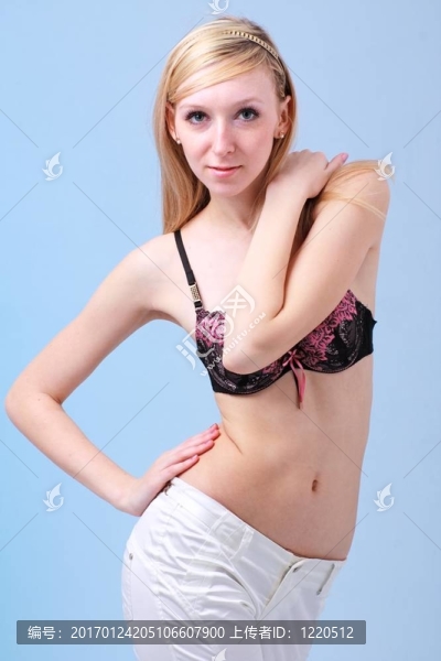 站在藍色背景的女人
