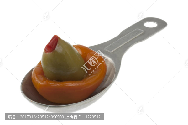 橄欖釀甜椒和辣椒橙浸泡在舊鋁測(cè)量湯匙白色隔離