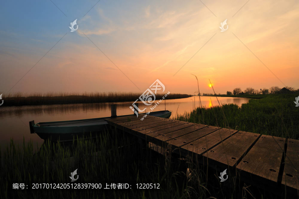 夕陽與一船和小碼頭