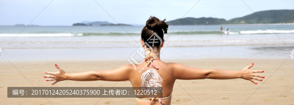 在海灘上放松