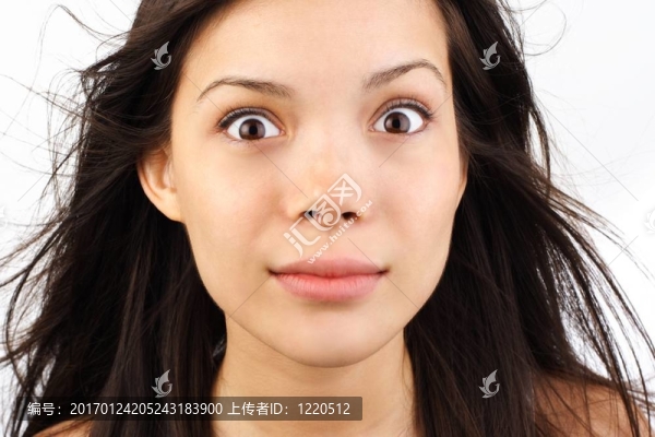 女人盯著