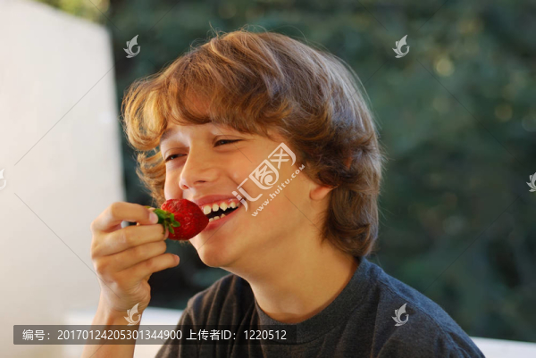 青少年吃草莓-匯圖網(wǎng) www.fosd68.com 青少年吃草莓