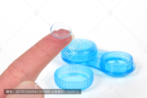 在手指接觸透鏡特寫-匯圖網(wǎng) www.fosd68.com 在手指接觸透鏡特寫