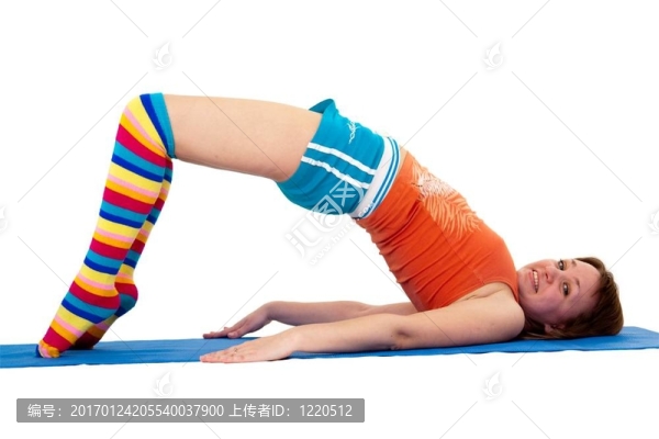 年輕漂亮的女人在瑜伽姿勢