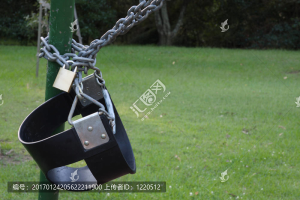 損壞的秋千鎖在夠不著的
