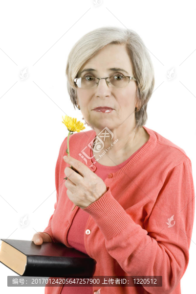 成熟的女人，帶著書和花