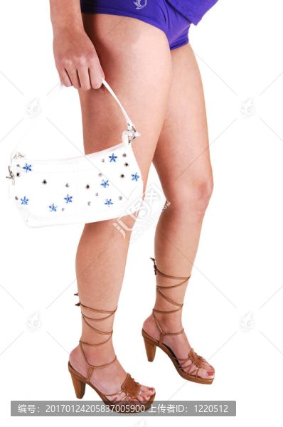 一個年輕女孩的腿。
