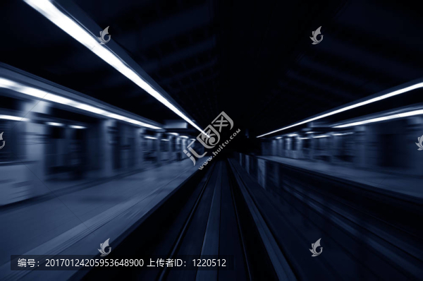 快速列車通過火車站