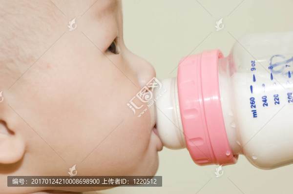 喝瓶牛奶