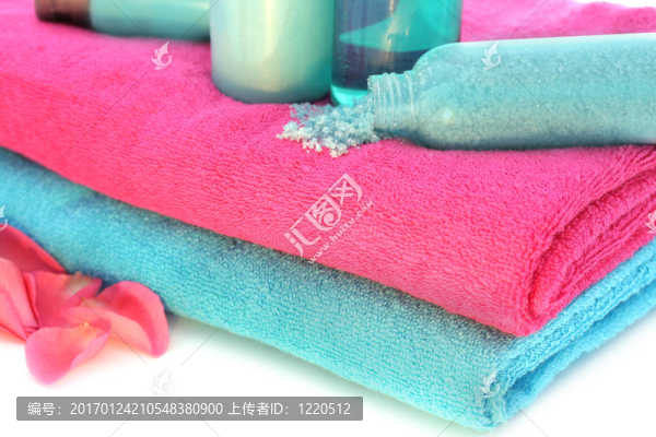 粉色和藍(lán)色的毛巾洗發(fā)水；鹽；霜；潤(rùn)膚露；沐浴露；沐浴露
