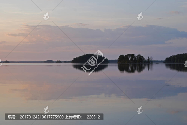 平靜的湖面反射
