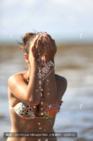 在海灘上提神