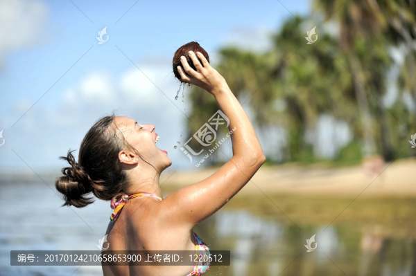 在海灘上提神
