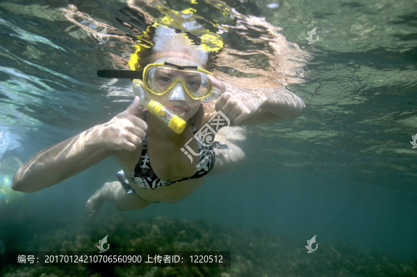 女人瘋狂的潛水