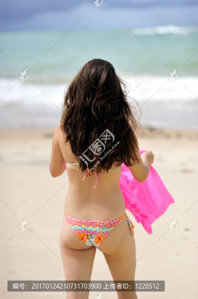 婦女享受她的假期