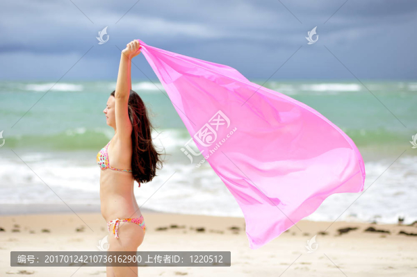 海灘上的漂亮女人