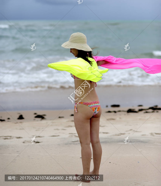 海灘上的漂亮女人