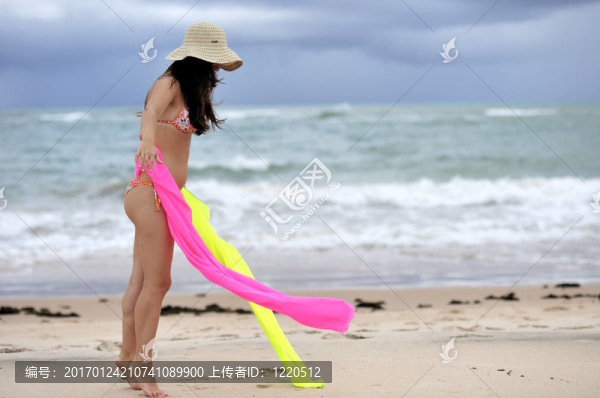 海灘上的漂亮女人-匯圖網(wǎng) www.fosd68.com 海灘上的漂亮女人