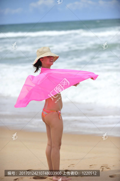 海灘上的漂亮女人