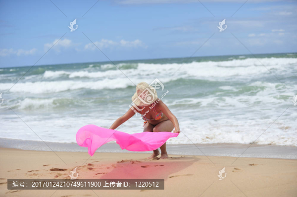 海灘上的漂亮女人