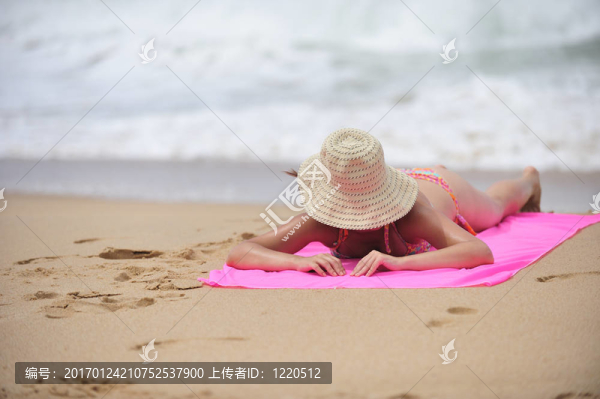 海灘上的漂亮女人