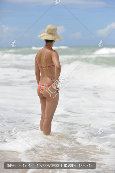 海灘上的漂亮女人