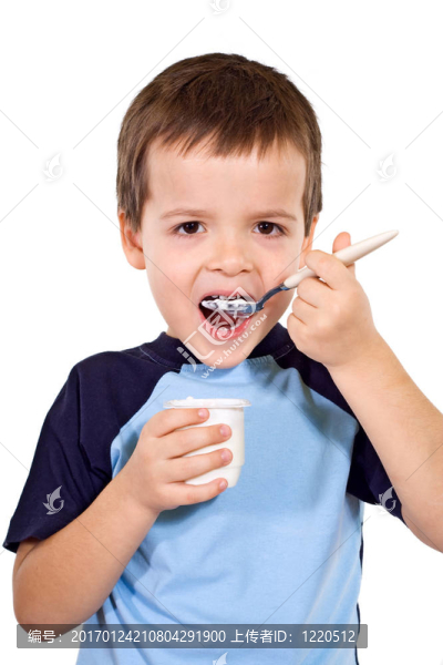 小男孩吃酸奶