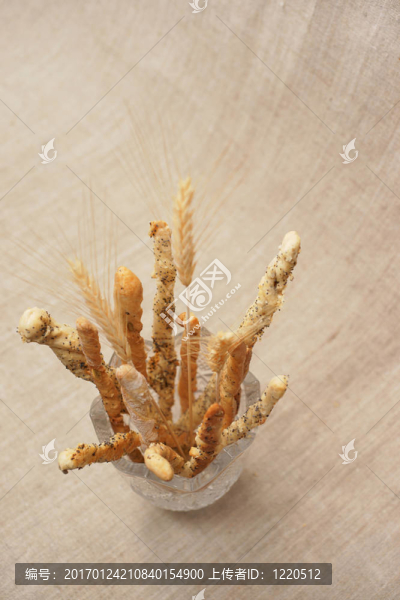 隨著wheatears花瓶中的面包