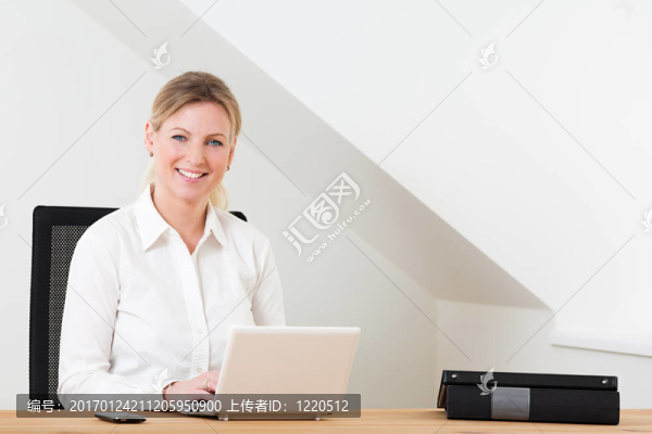 坐在辦公桌上的商務(wù)女性